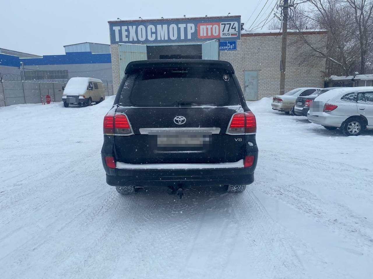 Toyota Land Cruiser 200 с фаркопом у пункта техосмотра